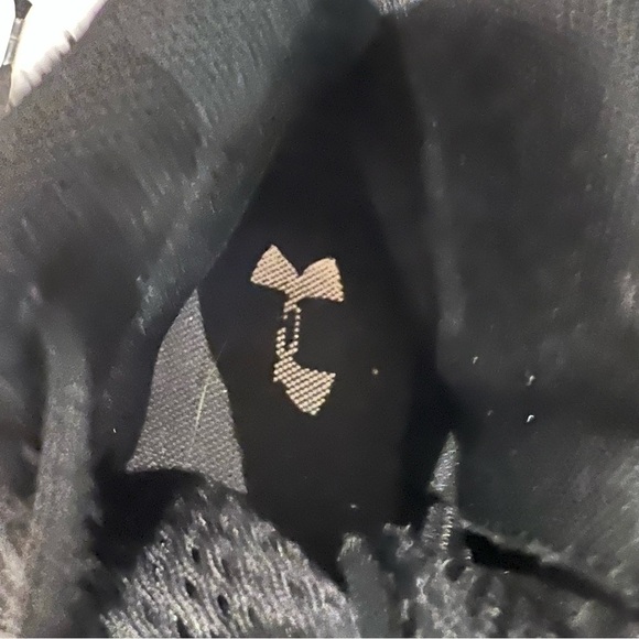 UNDER Armour Black Big Boy Running Shoes Size US 3.5 - Picture 9 of 10